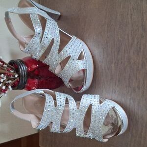 NWT Elegant Silver Strappy Women's Shoes Size 10